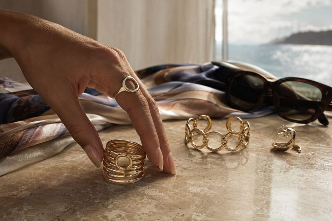 travel nails 7-day rotation with gray palettes, metal jewelry, and controlled vivid accents